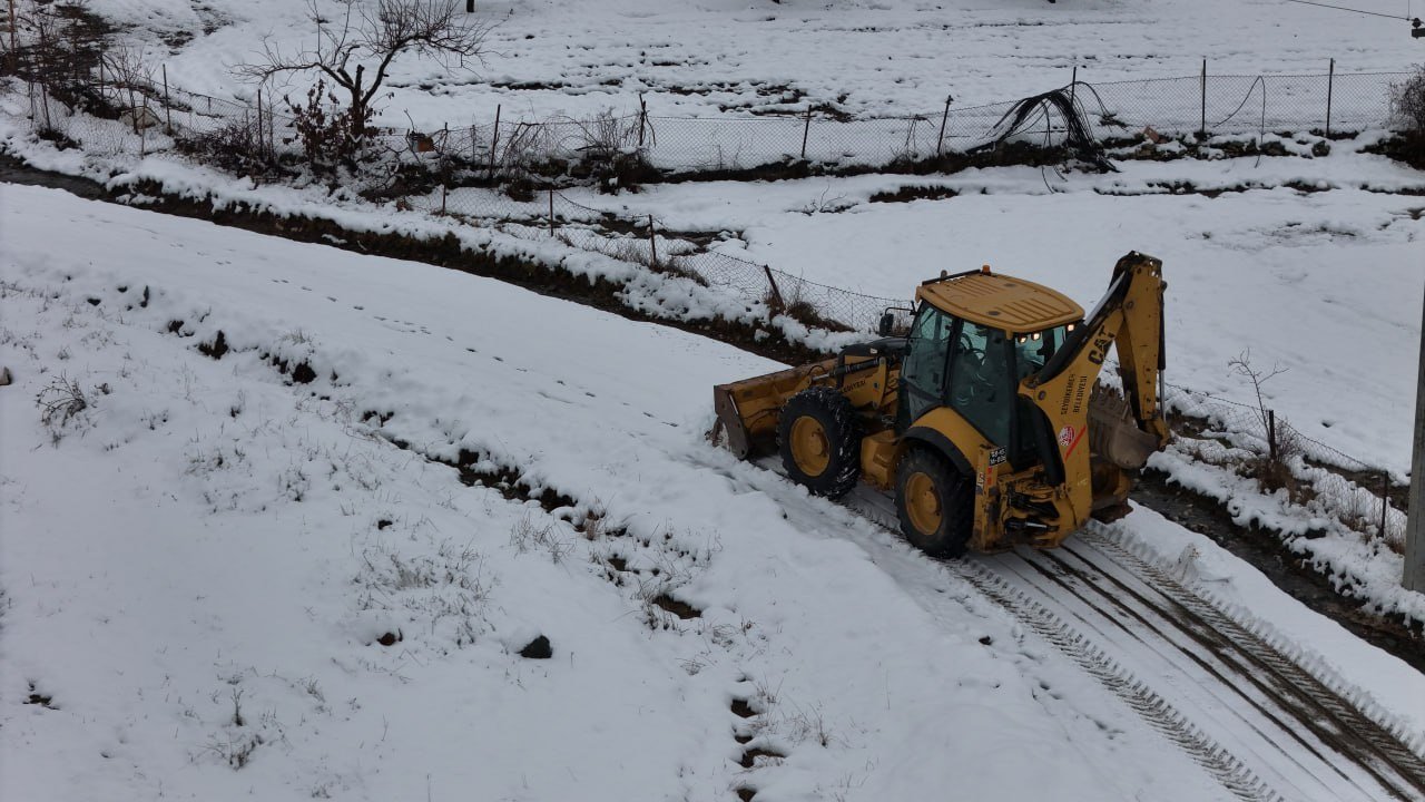 Seydikemer’de karla mücadele sürüyor