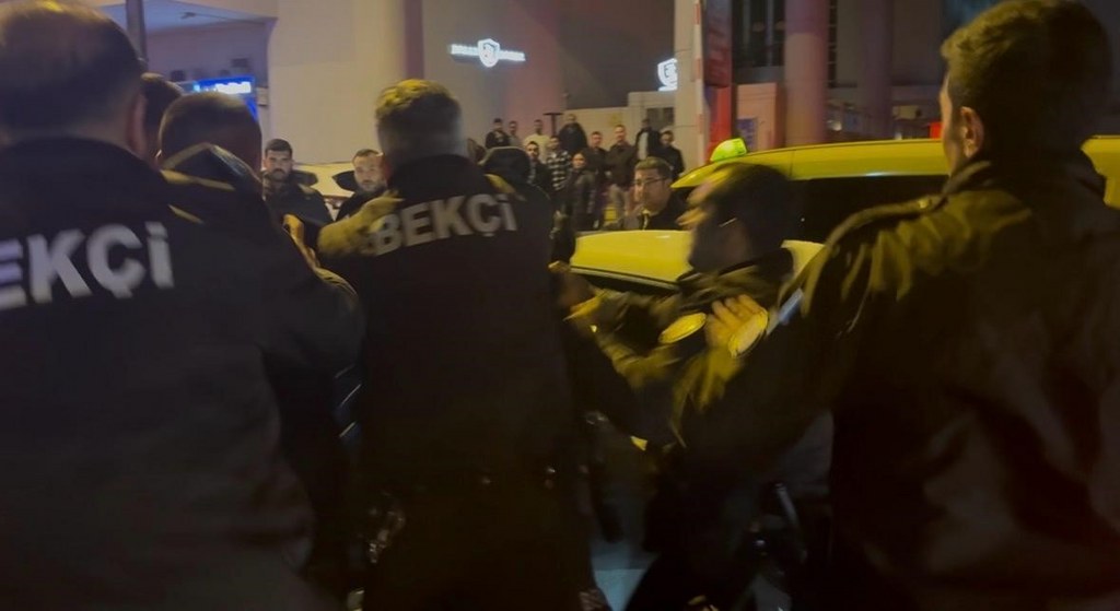 Gece kulübünde çıkan kavga sokağa taştı