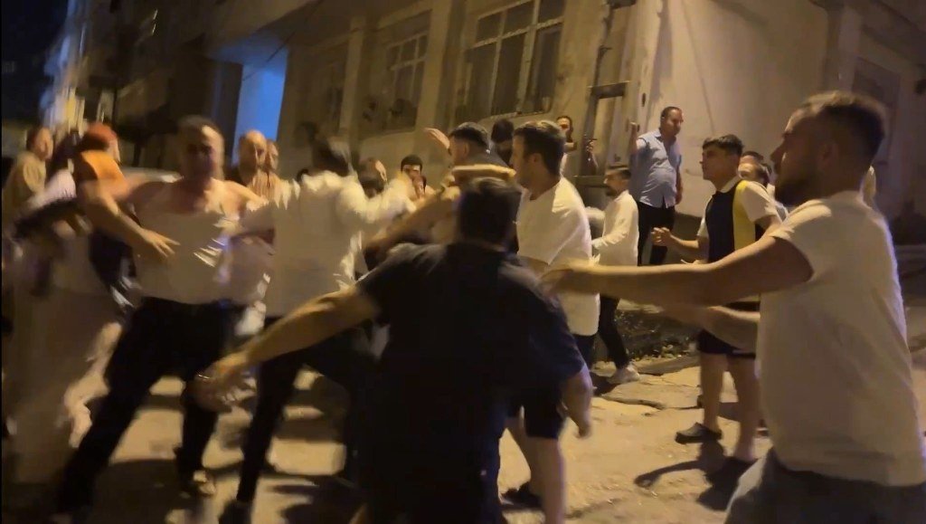 Sokak ortasında park yeri kavgası: Tekme ve yumruklarla birbirlerine girdiler
