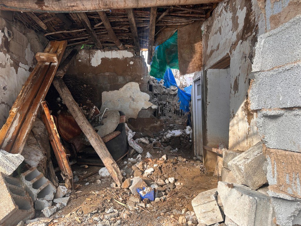 Evin üzerine kaya düştü