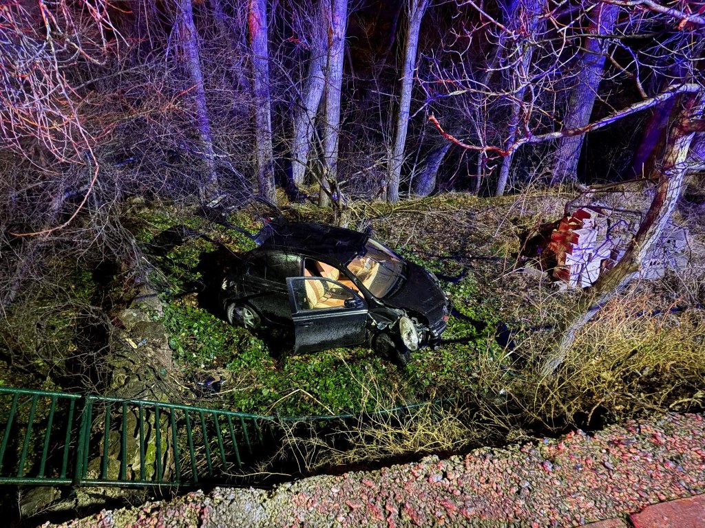  Ehliyetsiz sürücü 5 metrelik bahçe duvarından uçtu: 1 yaralı