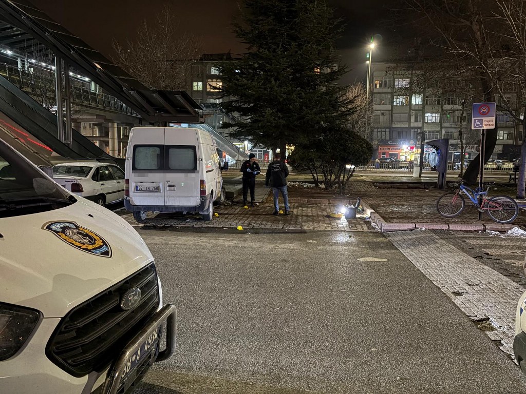 Önce kıyafetlerine laf etti, sonra bıçakladı: 3 yaralı