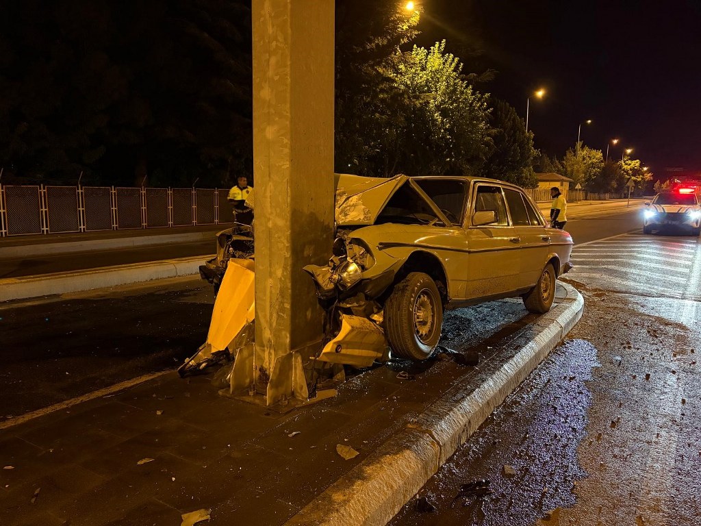  Klasik otomobil direğe ok gibi saplandı: 1 ağır yaralı