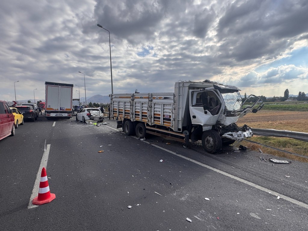 3 araçlı zincirleme kaza: 3 yaralı