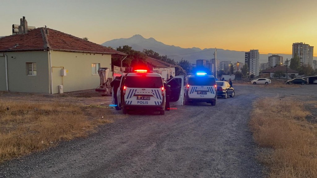  Kar maskeli saldırganlar baba ve oğlunu vurdu: 2 yaralı