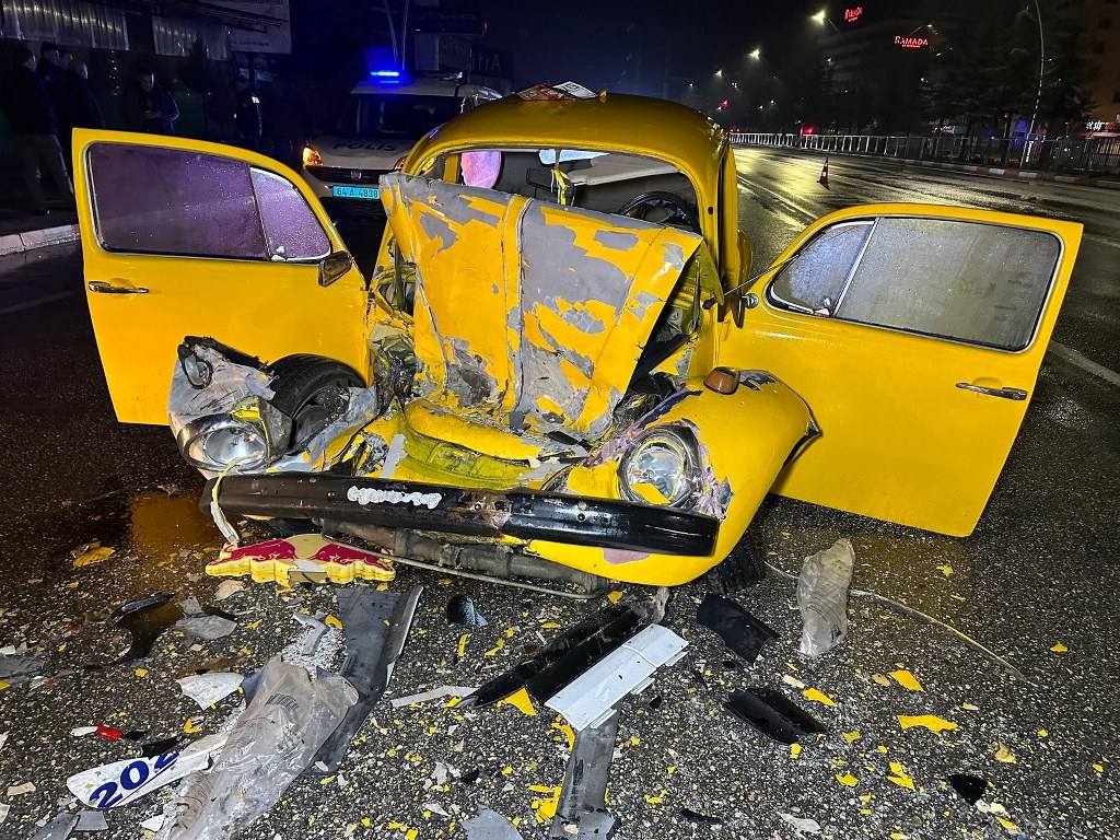 Otomobil ile otobüs çarpıştı: 1'i ağır 3 yaralı