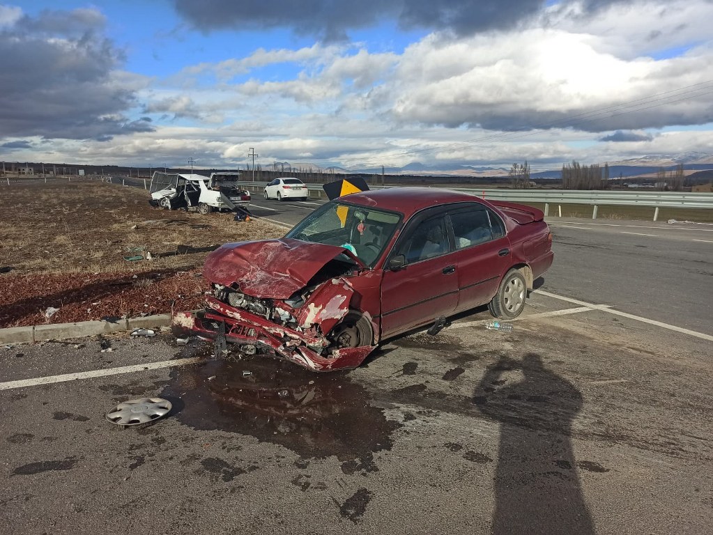 Kavşakta iki otomobil çarpıştı: 1 kişi hayatını kaybetti