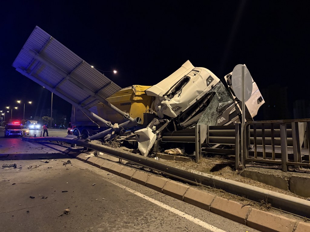 Tır bariyerlere girdi: 1 yaralı