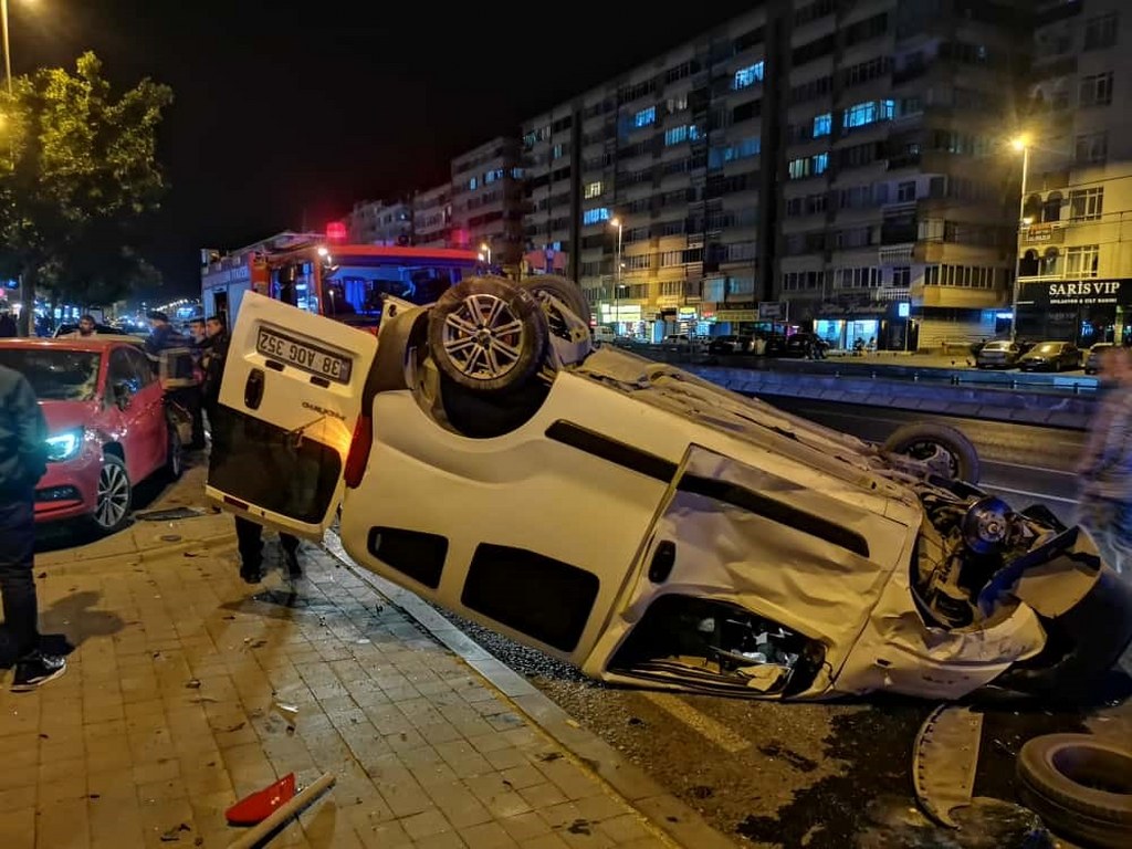 Park halindeki 2 otomobile çarptı: 3 yaralı