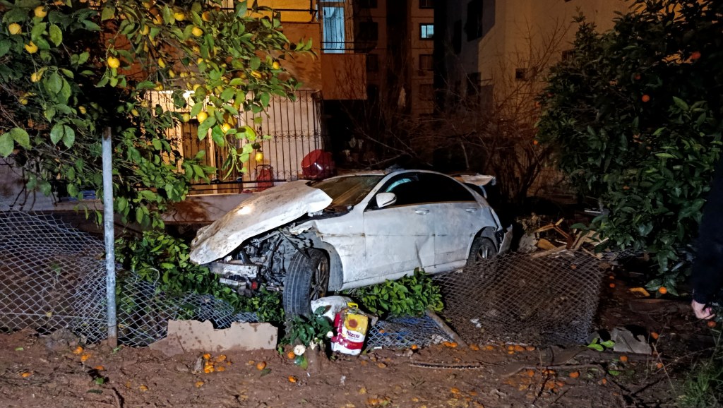 Kazada otomobil sürücüsü ölürken araçtaki annesi yaralandı