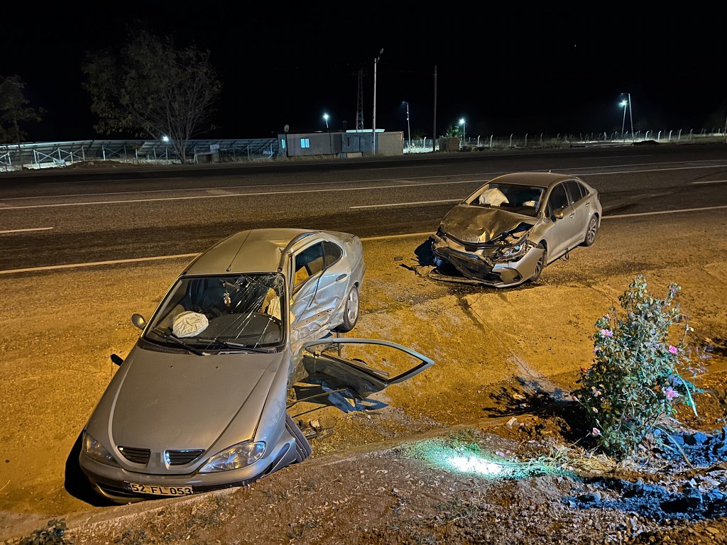 Akaryakıt istasyonuna girmek isteyen 2 araç çarpıştı: 1'i ağır 8 yaralı