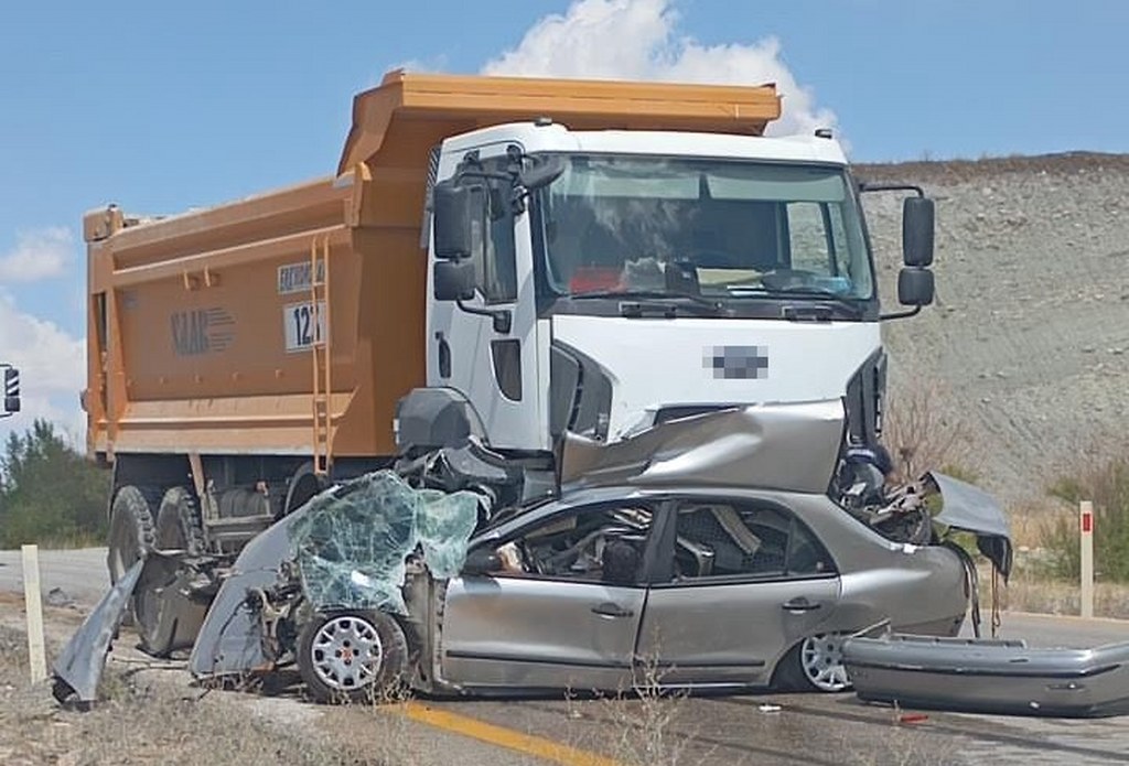 Otomobil hafriyat kamyonuyla çarpıştı: 1 ölü