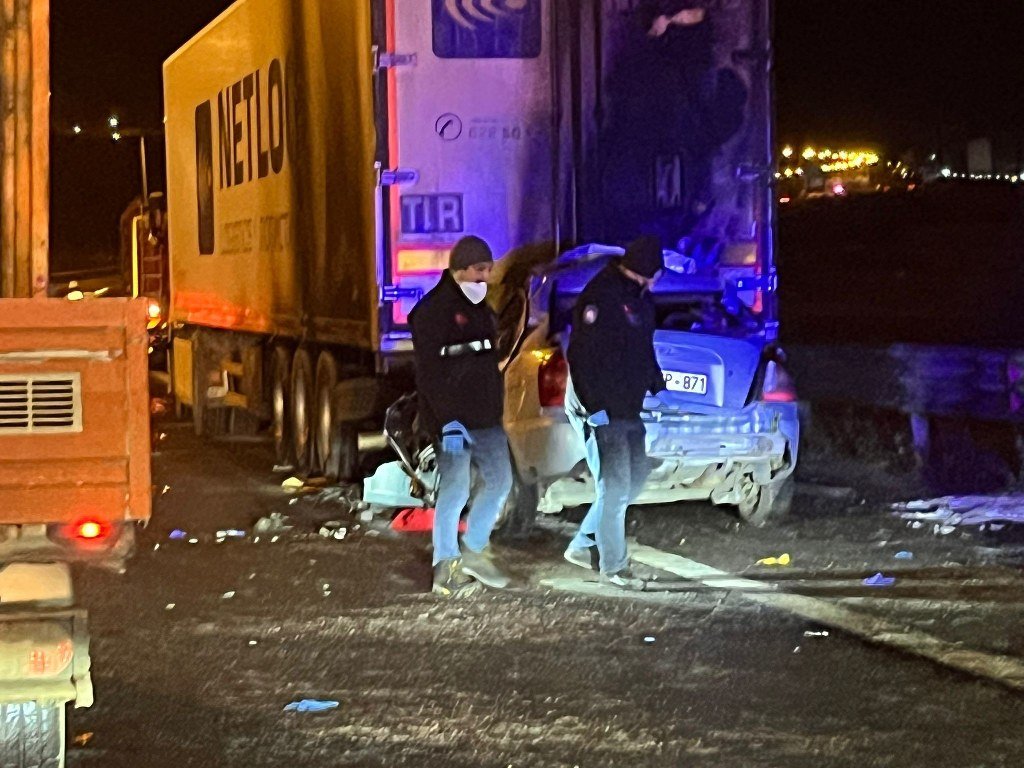 Tıra arkadan çarpan aracın sürücüsü hayatını kaybetti