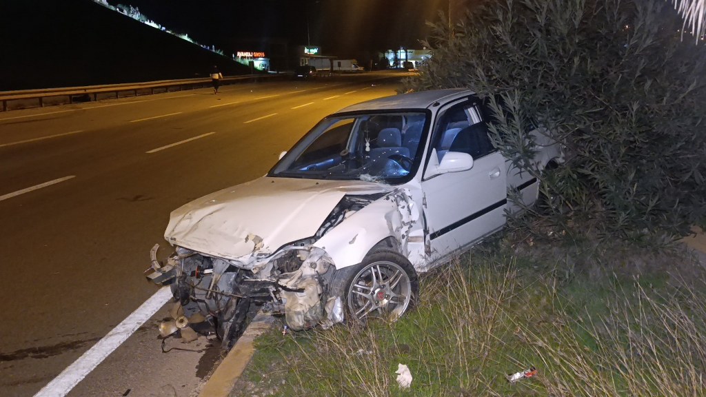 Kaza yapan otomobil refüjde terk edilmiş bulundu