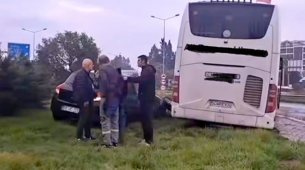 Yolcu otobüsü otomobile çarptı: 1 yaralı