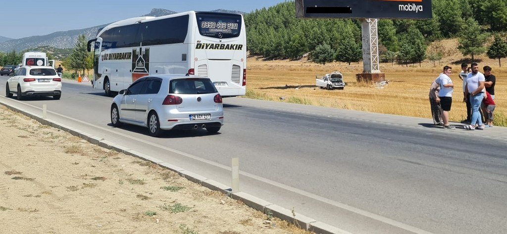 Sollamak istediği otobüse çarpıp tarlaya uçtu