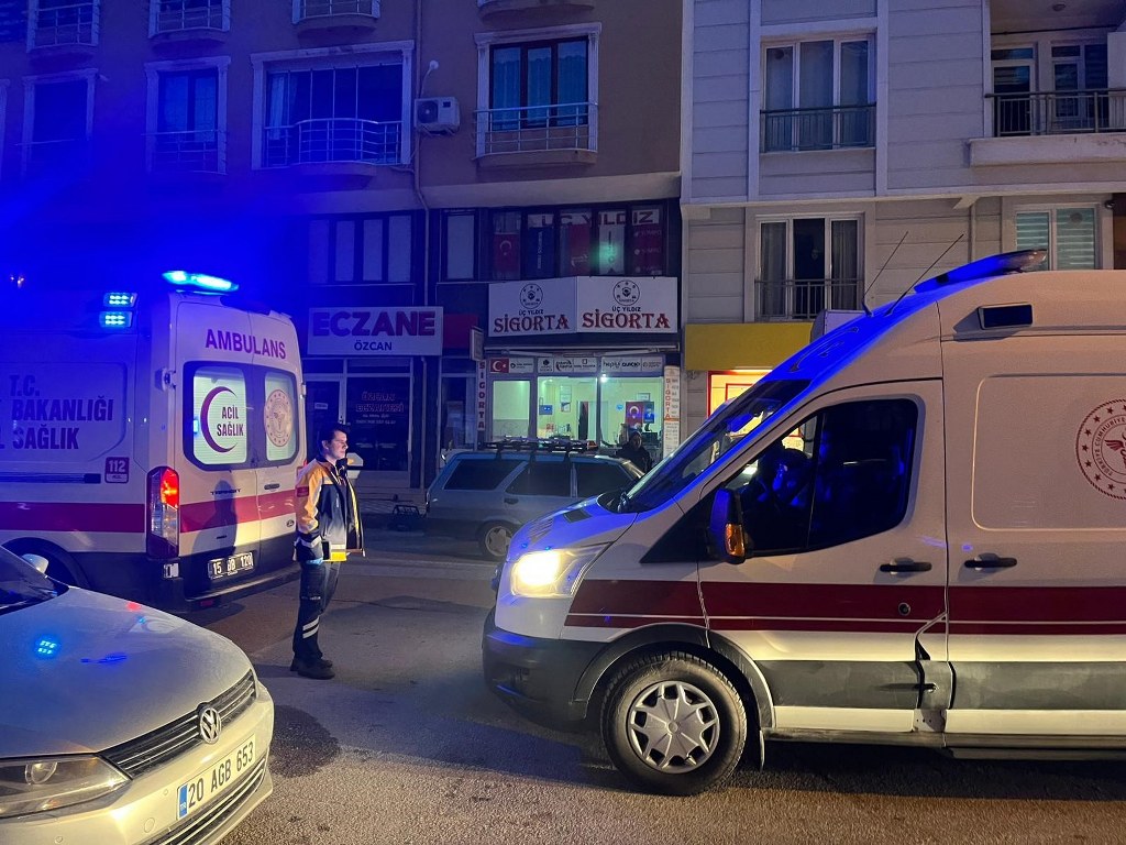 Motosiklet park halindeki otomobile çarptı: 2 yaralı