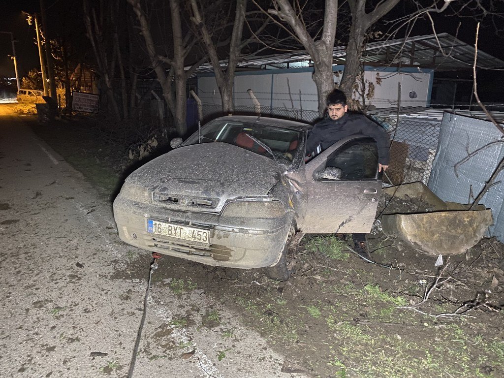 Kontrolden çıkan otomobil ağaca çarptı: 4 kız yaralandı