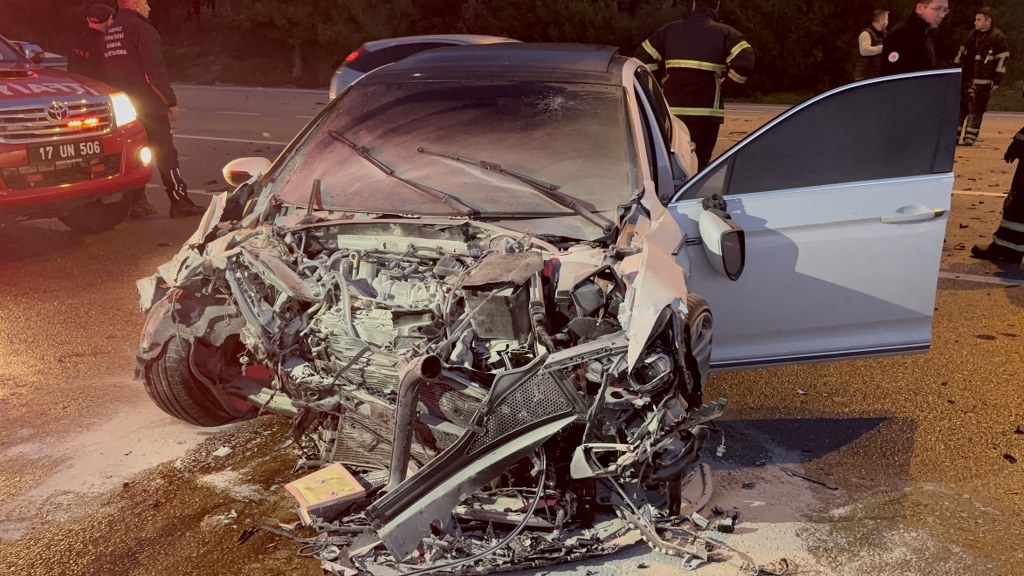 2 otomobil çarpıştı: 5 kişi yaralandı