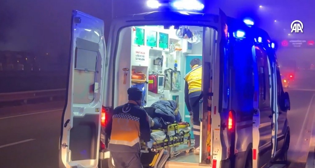 Tır ile servis minibüsü çarpıştı 9 yaralı