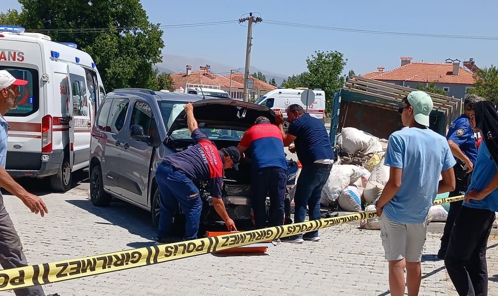 Hafif ticari araç ile traktör çarpıştı: 7 kişi yaralandı