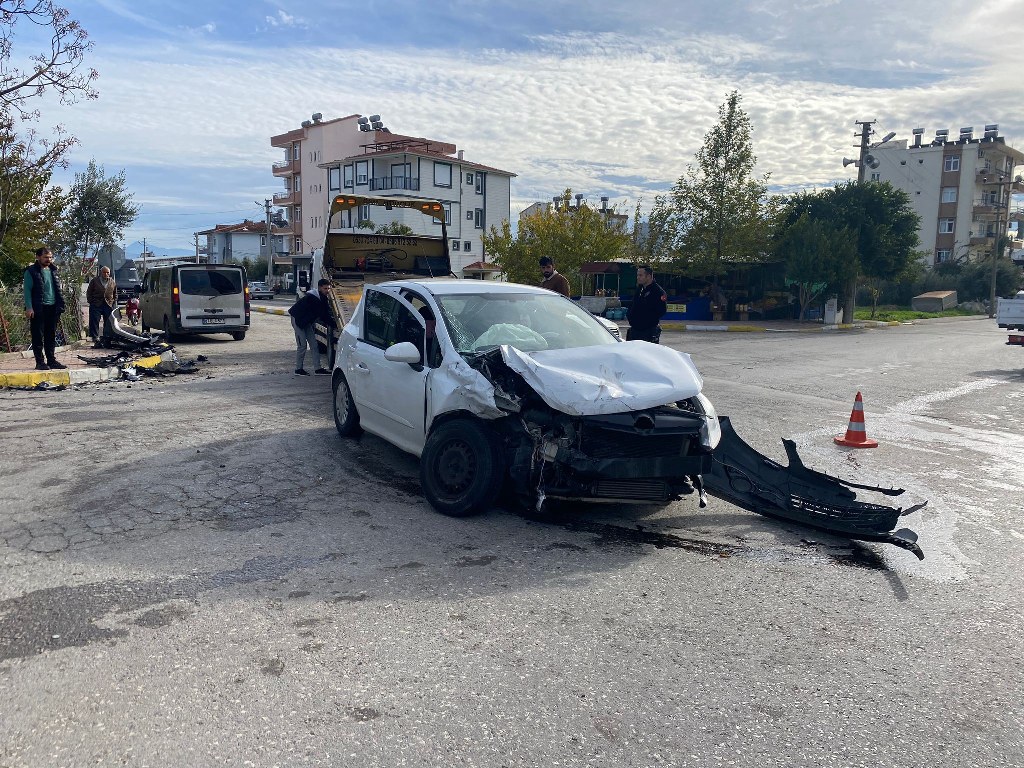 Hafif ticari araç ile otomobil kavşakta çarpıştı: 4 yaralı