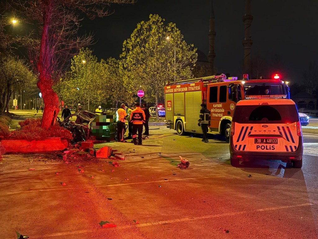 Çarpmanın etkisiyle 200 metre savruldu: 1 ölü, 1 ağır yaralı