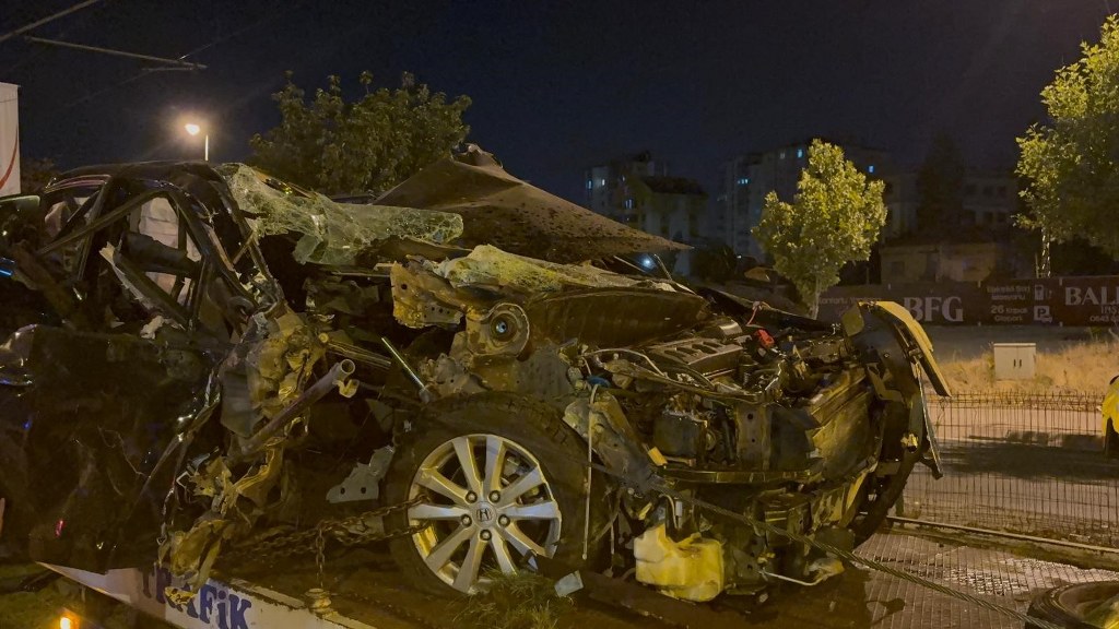 Tramvay yoluna uçan otomobil hurdaya döndü: 1 ölü, 1 yaralı