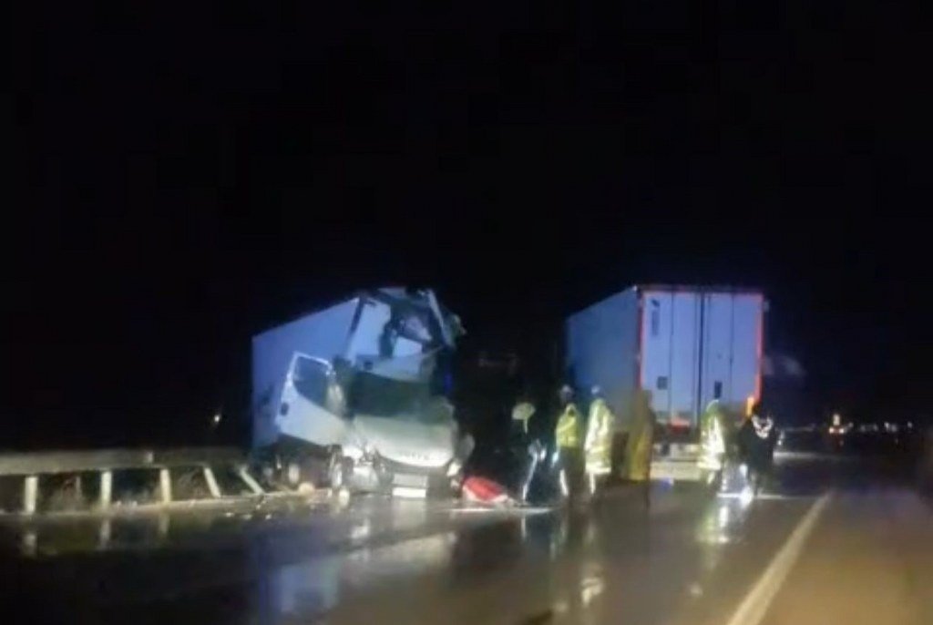 Tır ile kamyonet çarpıştı: 1 ölü, 2 yaralı