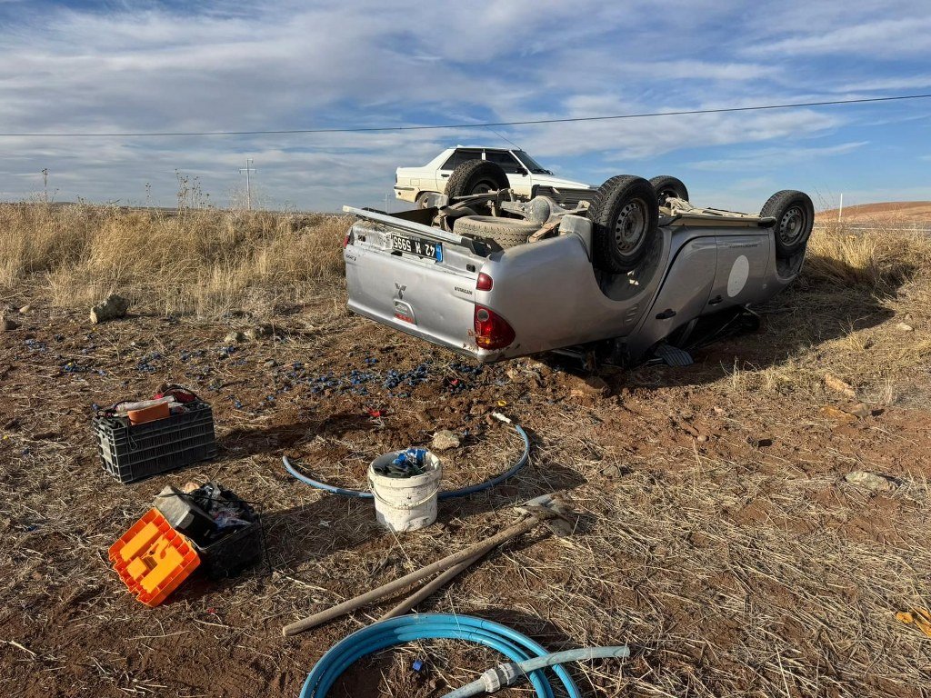 Belediye aracı takla attı, 3 personel yaralandı