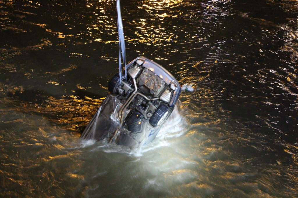 Kontrolden çıkan otomobil köprüden nehre uçtu: 1 ölü, 1 yaralı