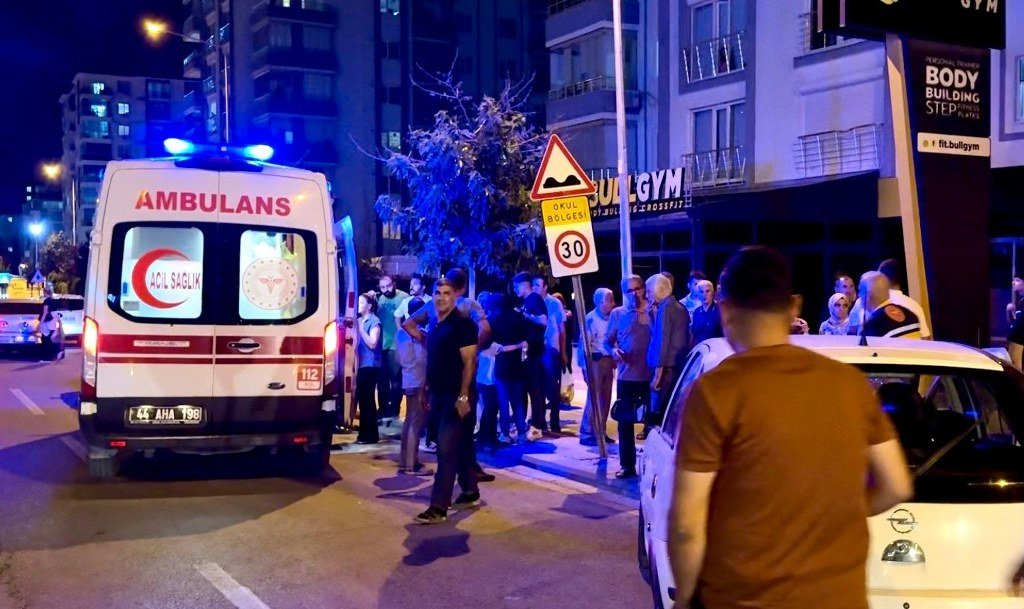 İki otomobil çarpıştı: 8 yaralı