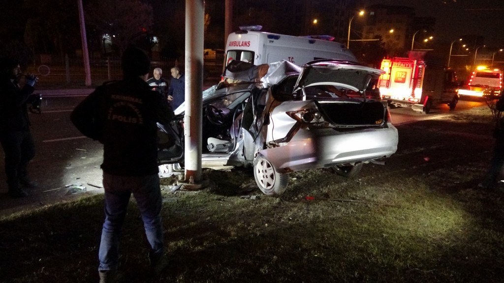 Kontrolden çıkan araç trambüs direğine çarptı: 1 ölü 1 ağır yaralı