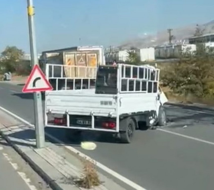 Hafriyat kamyonu ile kamyonet çarpıştı: 1 ölü