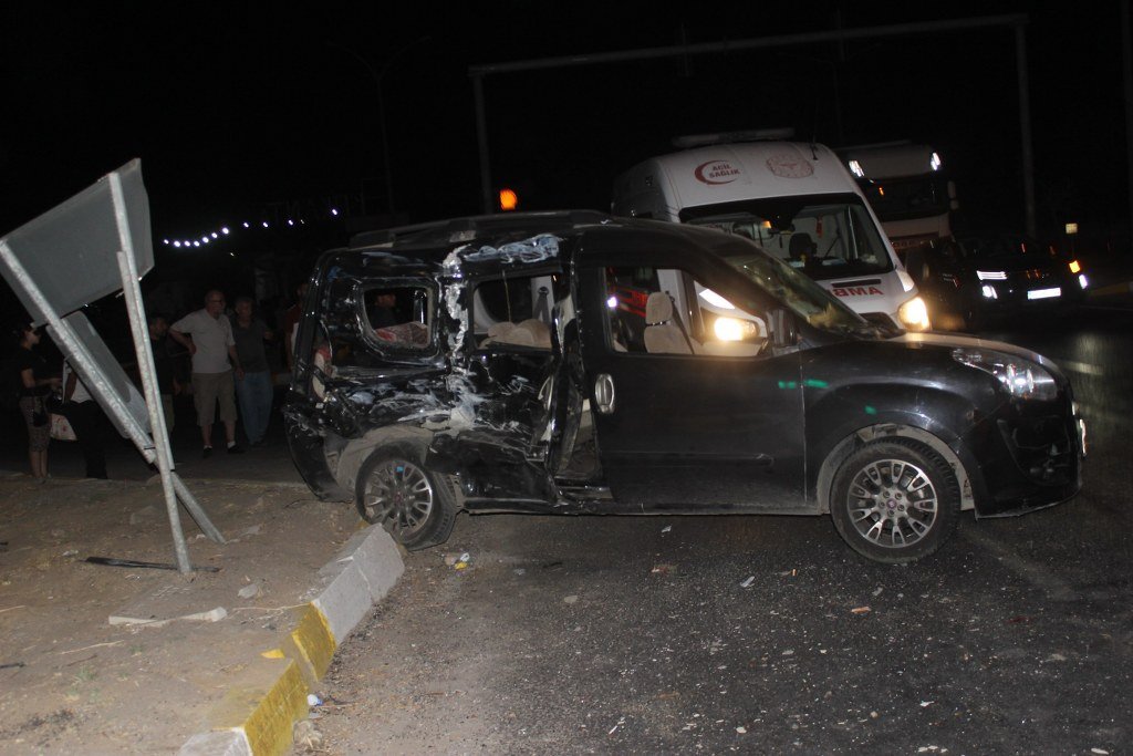 Kamyon ile kamyonet çarpıştı: 1 ölü, 2’si ağır 8 yaralı