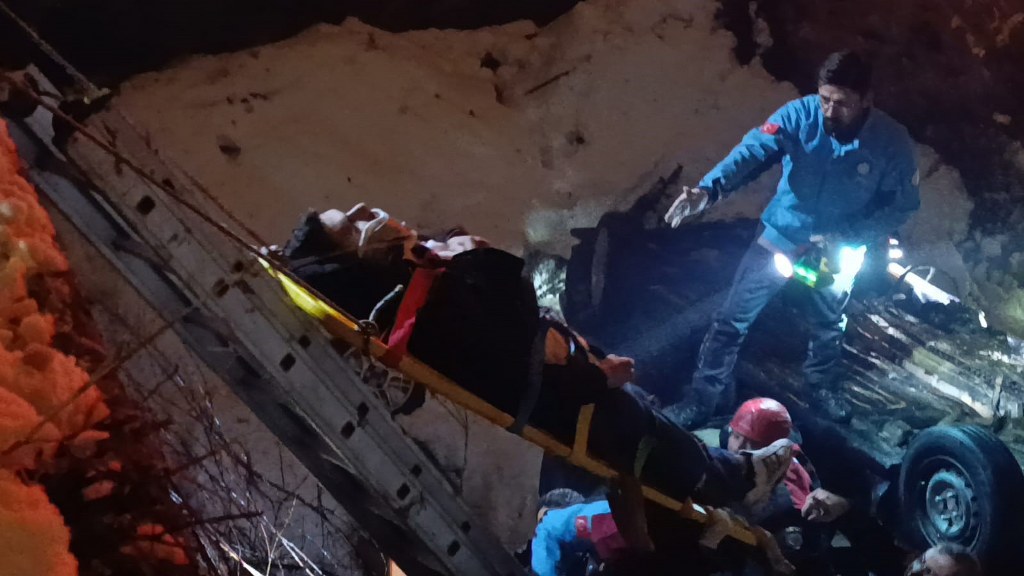 Otomobil köprüden uçtu 1’i ağır 4 kişi yaralandı