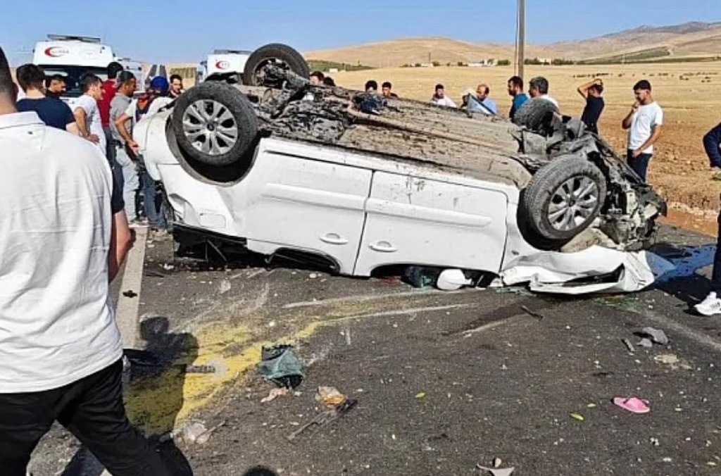 Refüje çarparak takla atan araç ters döndü: 6 yaralı