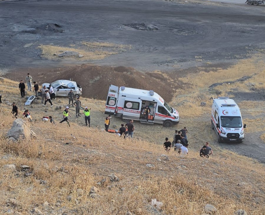 Otomobil uçuruma yuvarlandı: 1 ölü, 1 yaralı