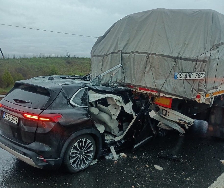 Otomobil tırın dorsesine çarptı: 3 kişi yaralandı