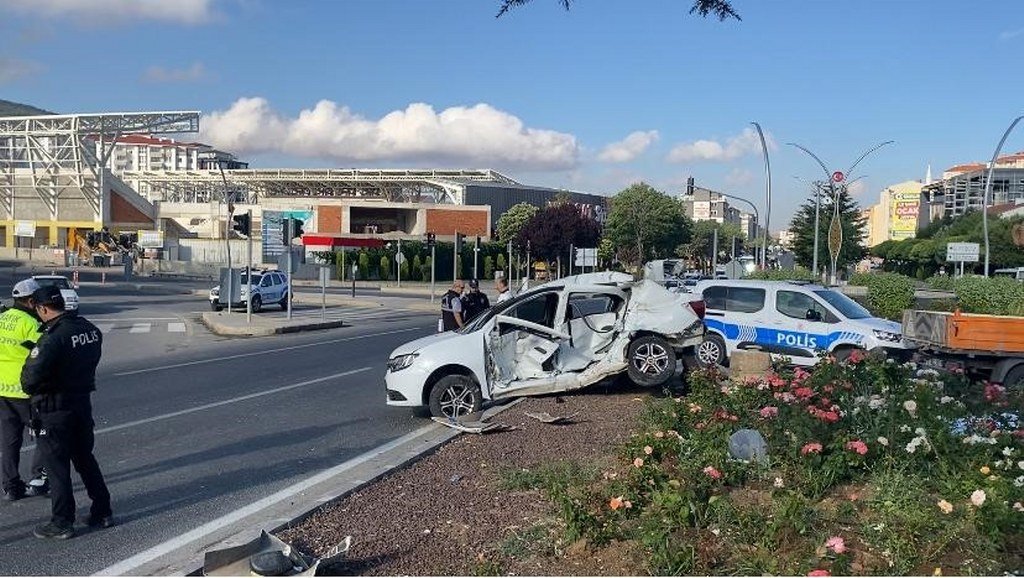 Minibüs ile otomobil çarpıştı: 1 kişi hayatını kaybetti