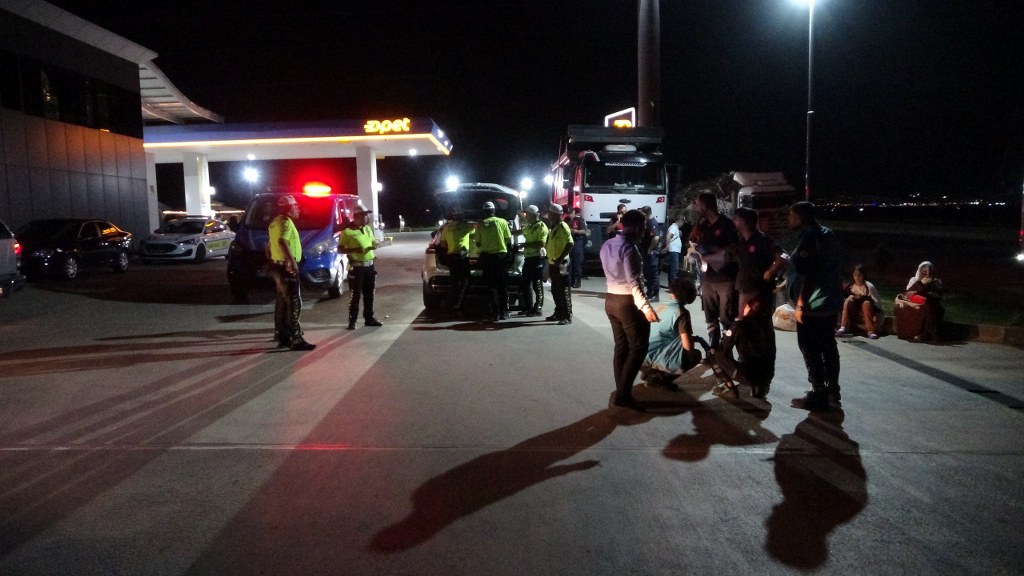 Kontrolden çıkan yolcu otobüsü oto yıkamaya girdi: 8 yaralı