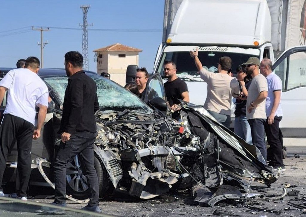 Otomobille kamyonet çarpıştı: 1'i ağır 5 yaralı