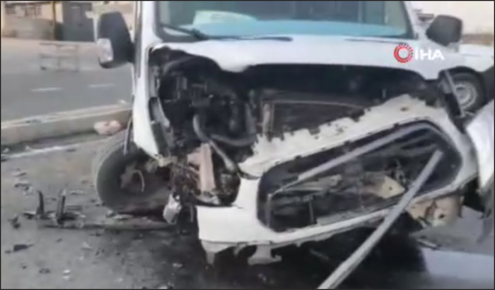 Minibüsü ile hafif ticari araç çarpıştı: 19 yaralı