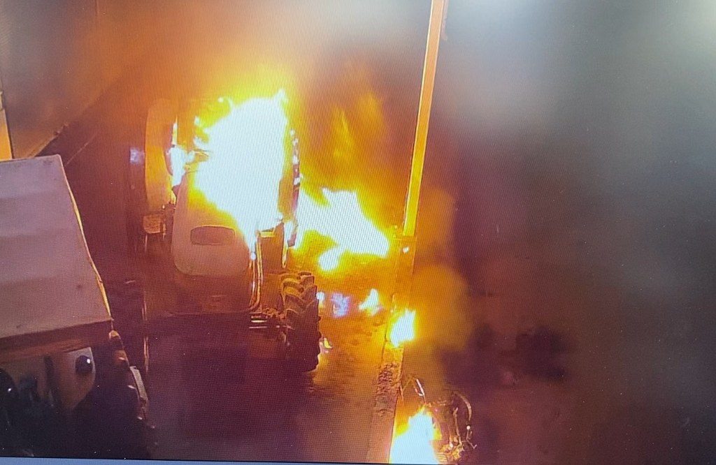 Benzinle traktörü yakarken kendini de yaktı