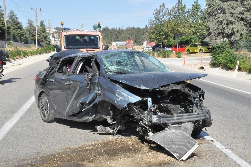  Beton yükseltiye çarpan otomobilin sürücüsü yaralandı
