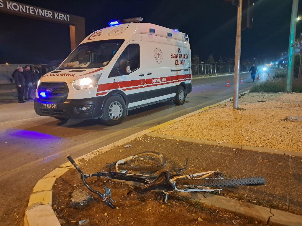 Otomobille çarpışan bisikletli hayatını kaybetti