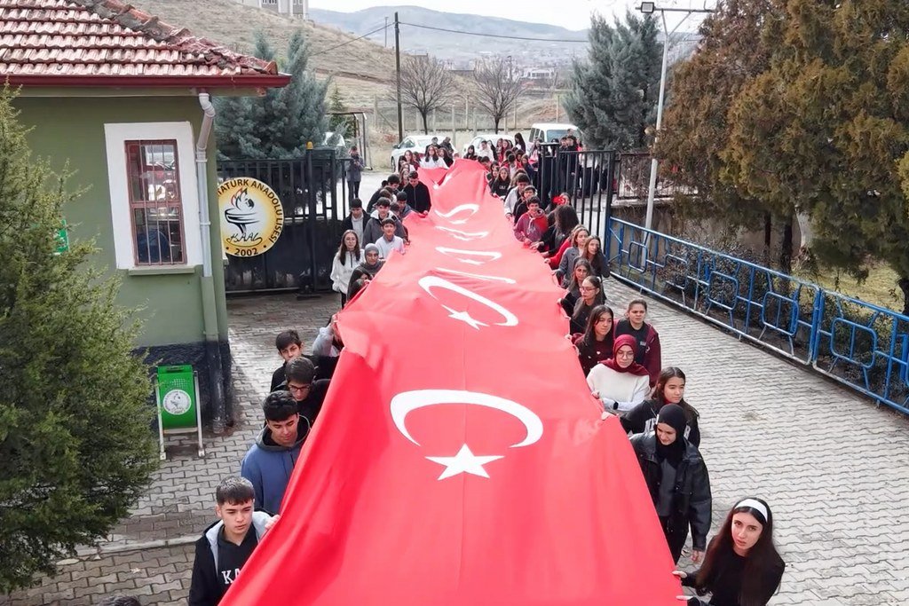 Öğrenciler, 150 metrelik dev Türk bayrağıyla okula giriş yaptı