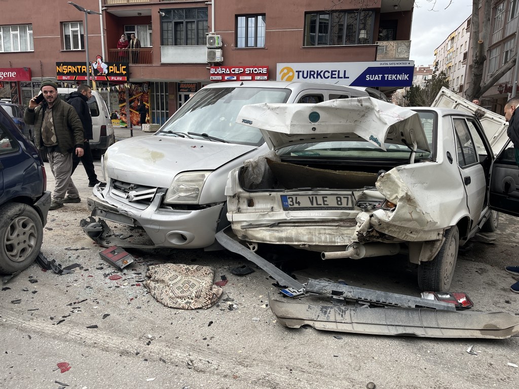 Kamyonet, kırmızı ışıkta bekleyen 7 aracın arasına daldı: 2 yaralı