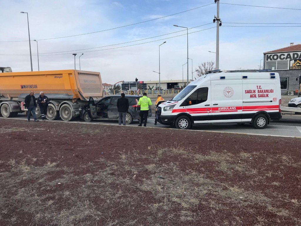 Otomobil, kırmızı ışıkta bekleyen tıra çarptı: 1 yaralı