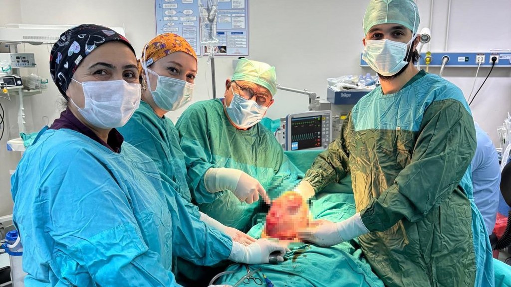 60 yaşındaki kadının şişen karnından 6 kiloluk kitle çıkarıldı